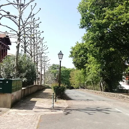 Au Coeur Du Village D'arcangues, T1 Vue Montagne